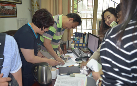 戏曲系党员积极缴纳党费